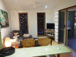 米申海滩卡萨翁别墅的客厅配有沙发和桌椅