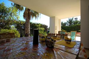 圣卡塔尔多Villa Genny a 500 mt dalla spiaggia的享有棕榈树景致的餐桌