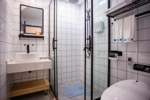苏州同里泊·晓烟河景民宿的一间带水槽、卫生间和镜子的浴室