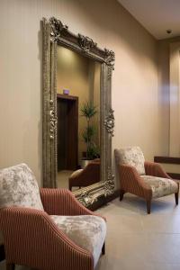 阿伯丁Leonardo Hotel Aberdeen的配有椅子和镜子的等候室的镜子