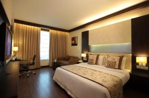 新德里Hotel Private Affair (A Boutique Hotel)的酒店客房设有一张大床和一张沙发。