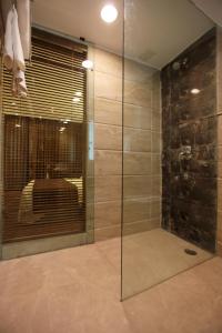 新德里Hotel Private Affair (A Boutique Hotel)的一个带水槽的玻璃淋浴间
