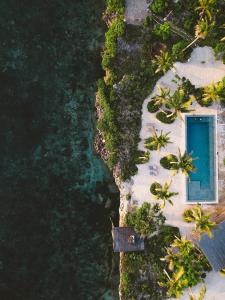 基济姆卡济Kizikula的享有岛屿的空中景致,设有蓝色的游泳池