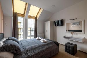 利沃夫City Aparts Kulisha Str的一间卧室设有一张床和一个大窗户