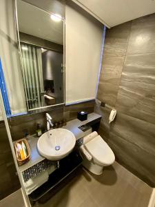 台北叙美行旅的浴室配有白色卫生间和盥洗盆。