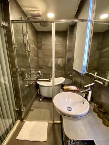 台北叙美行旅的浴室配有水槽、淋浴和浴缸。