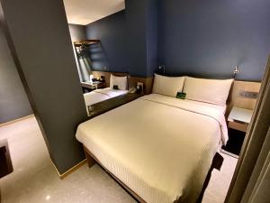 台北叙美行旅的卧室配有一张白色大床