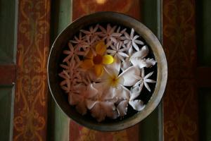 肯克拉科加拉海之星度假屋的墙上放着鲜花的碗