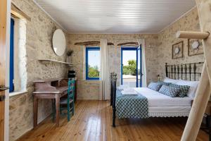 圣特里亚斯Anna's Villa in Mesi Village的卧室配有一张床、一张书桌和窗户。