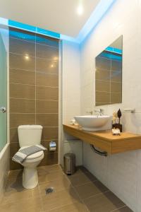 罗德镇城市中心酒店的一间带卫生间和水槽的浴室