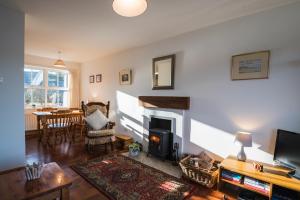 邓法纳希Beautiful sea views and fireplace in Dunfanaghy的客厅设有壁炉和桌子