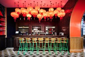 罗马罗马基纳雷特旅舍的一间设有绿色凳子和红色灯的酒吧