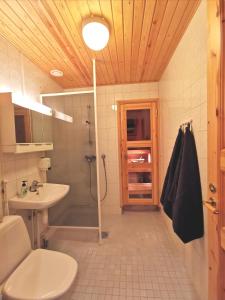 萨利色尔卡Gold Legend Paukkula #1 - Saariselkä Apartments的带淋浴、卫生间和盥洗盆的浴室