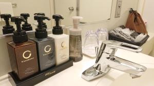 佐贺市佐贺新大谷酒店的浴室的盥洗盆上配有肥皂和气味