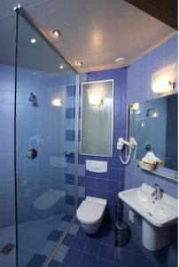 彼尔姆伊娃酒店的蓝色的浴室设有卫生间和水槽