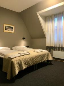 希恩Henriks Hotell的一间卧室配有一张床,上面有两条毛巾