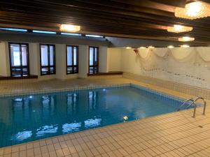 达沃斯Quellenhof C01的大楼内一个蓝色的大型游泳池