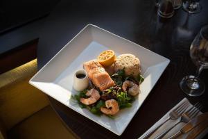 布里斯托假日布里斯托尔市中心酒店的桌上一盘带虾和面包的食物