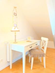 蒂蒂湖-新城Romantic Style Apartment Titisee-Neustadt的一张带椅子和灯的白色书桌