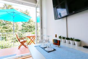 斯普利特Beachfront Apartment Mala Tereza的配有蓝伞桌子的房间