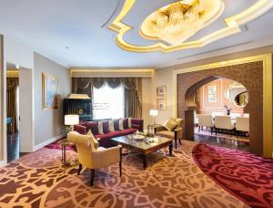 多哈Ezdan Palace Hotel的客厅配有沙发和桌子