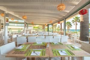 赫索尼索斯星湾乡村&水上公园酒店的一间带桌椅的海景用餐室