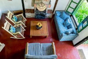 孔斯坦萨Villa Pajon Eco Lodge的享有带椅子和桌子的客厅的顶部景色。