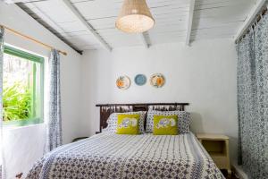 孔斯坦萨Villa Pajon Eco Lodge的一间卧室配有一张带黄色枕头的床