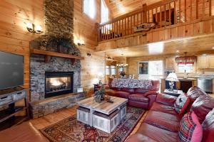 埃利杰Bearfoot Lodge的带沙发和壁炉的客厅