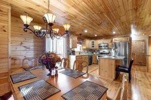 埃利杰Bearfoot Lodge的厨房设有木制天花板和桌椅