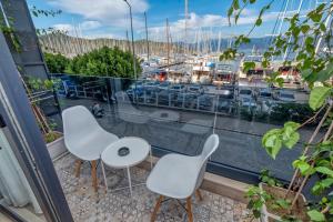 费特希耶Ece Marina Suit的阳台配有白色椅子,享有码头的景致。