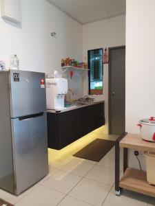 帕帕尔A29 Benoni Garden Suites的厨房配有不锈钢冰箱和水槽