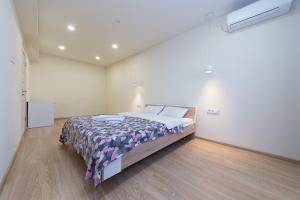 基辅FlatRent SmartHouse的一间白色客房内的床铺卧室