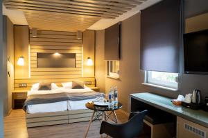 克尔斯特尔巴赫祖格恩巴姆旅馆的一间卧室配有一张床和一张桌子及四柱床。