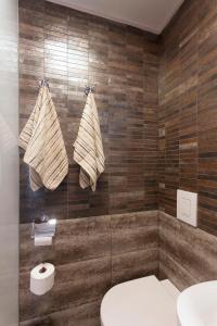 萨格勒布皮乌时尚客房的浴室配有卫生间和墙上的毛巾。