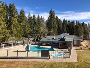 塔霍维斯塔Tahoe Sands Resort的庭院中带游泳池的房子