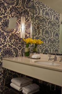 费城费城摩纳哥金普顿酒店的一间带水槽和镜子的浴室