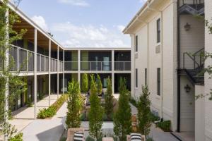 俄克拉何马城Bradford House, a Member of Design Hotels的享有建筑外景,设有种有树木的庭院