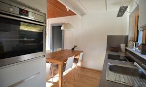 萨沃宁Haus Schwarz的厨房里设有带木桌的小厨房
