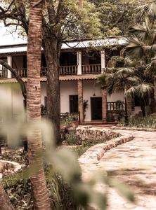 圣贝纳迪诺Casa Del Val- Villa Maria的前面有棕榈树的建筑