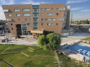 圣胡安波诺公园酒店的一座建筑前面设有游泳池