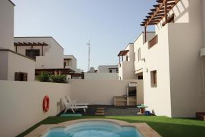 科斯塔特吉塞Villa Las Caletas del Mar - Heated Pool的享有带游泳池的房子的景色