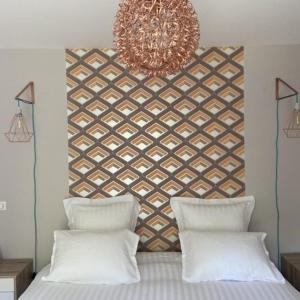 Bullion弗里赫旅馆的一间卧室配有一张带吊灯的床。