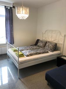 因特拉肯Apartment by Mario的卧室内的一张床位,配有吊灯
