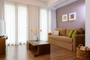 伊罗达Elounda Colour Apartments的带沙发和咖啡桌的客厅