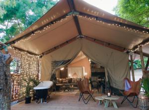 卡斯尔梅恩Castlemaine Gardens Luxury Safari Tents的院子里带灯和椅子的帐篷