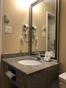 戈尔登塞尔柯克汽车旅馆的浴室的柜台设有水槽和镜子