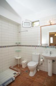 苏卡雷斯Villa Erato的一间带卫生间和水槽的浴室