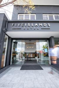 CringilaFive Island Hotel的商店前方有标牌读5个岛屿精品店