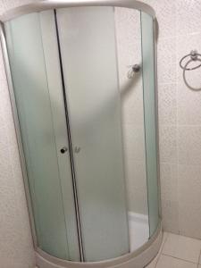洛哈洛哈圣塞瓦斯蒂安酒店的浴室里设有玻璃门淋浴